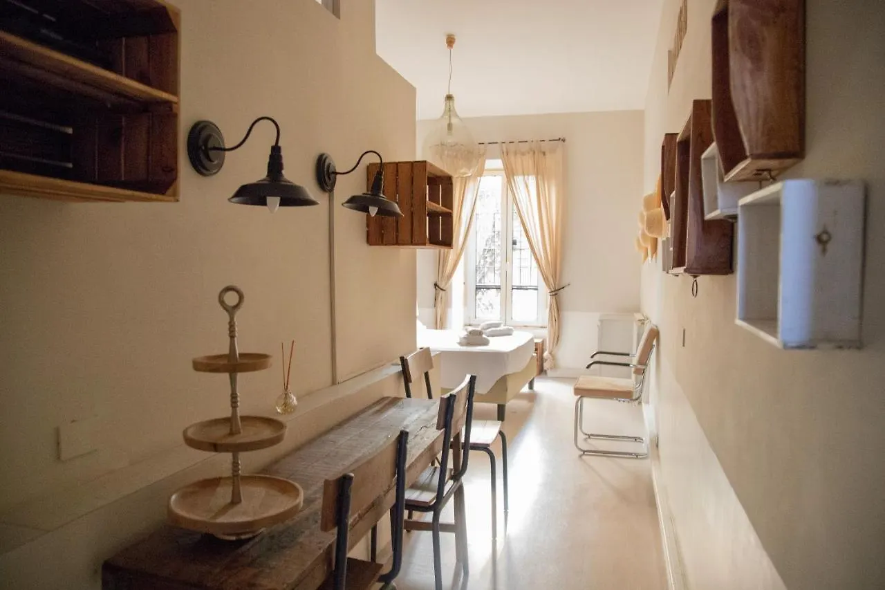 Apartment Casa E Appartamento Per Vacanze Fienaroli 36 Apartament Rome Italy